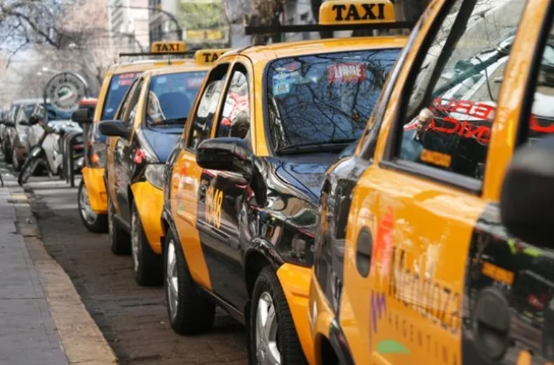 Móvil de LVDiez- Taxistas reclaman aumento del 51 % de la tarifa, acordado en mayo