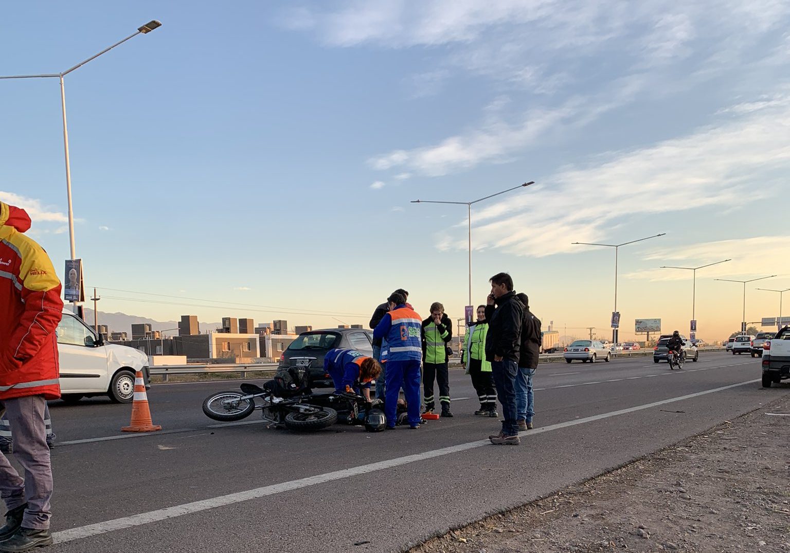Móvil de LVDiez- incidente vial entre una moto y un auto en Acceso sur y pasando Sarmiento