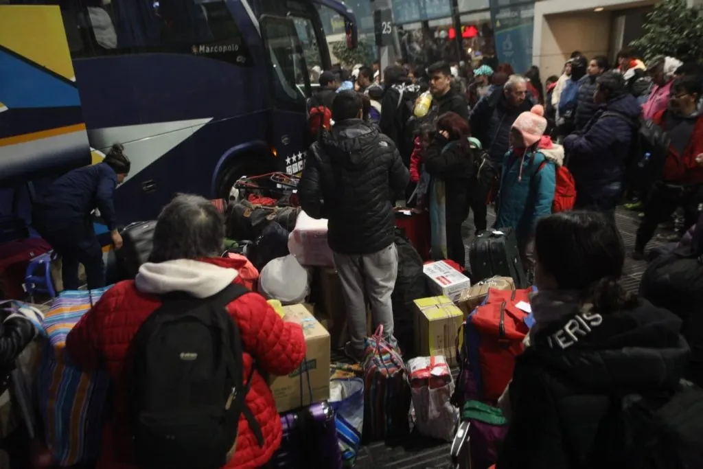 Móvil de LVDiez desde Terminal de omnibus- caos para cruzar a Chile antes de las 13