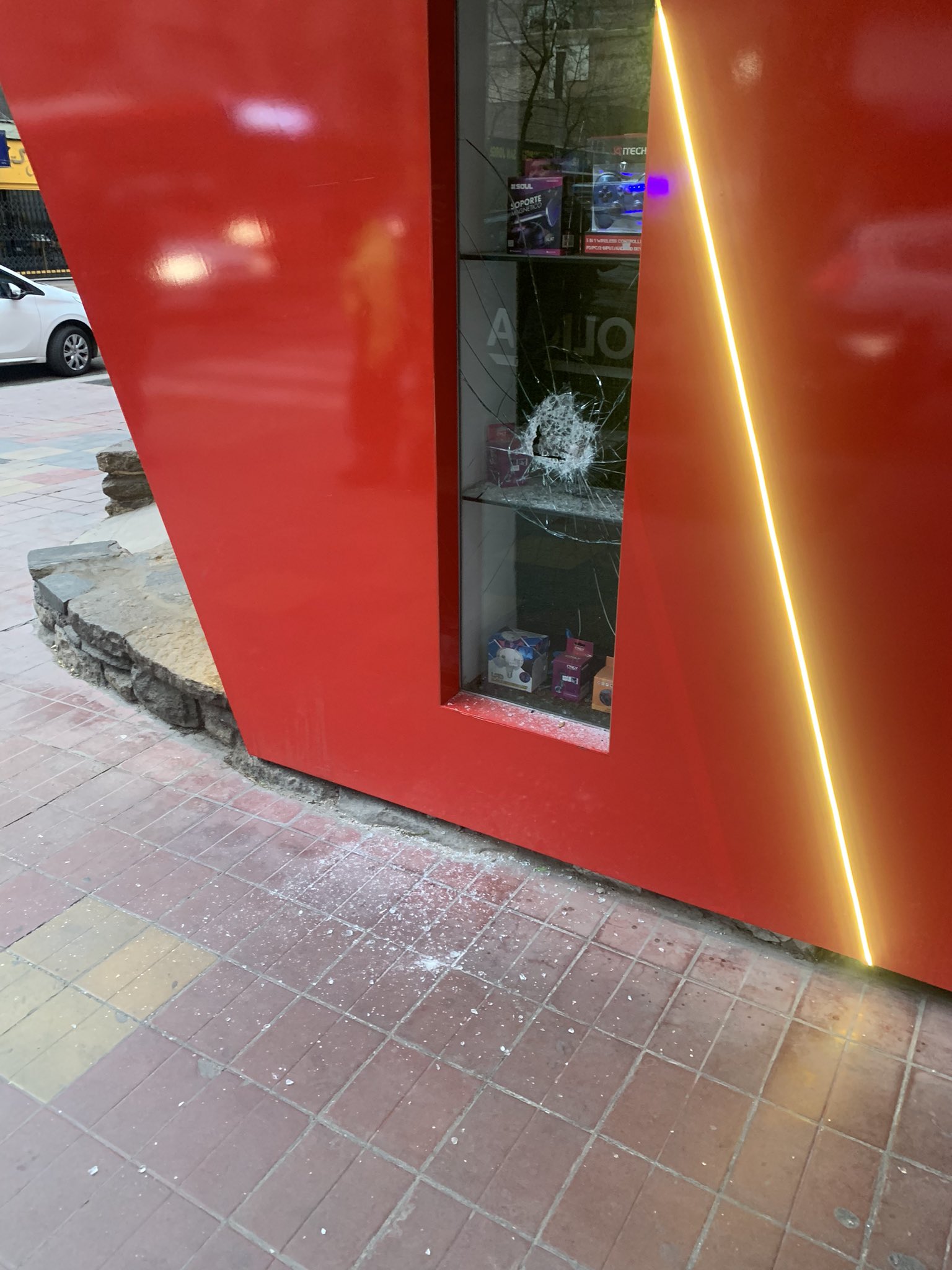 Móvil de LVDiez- Rotura de vidriera en un local de celulares