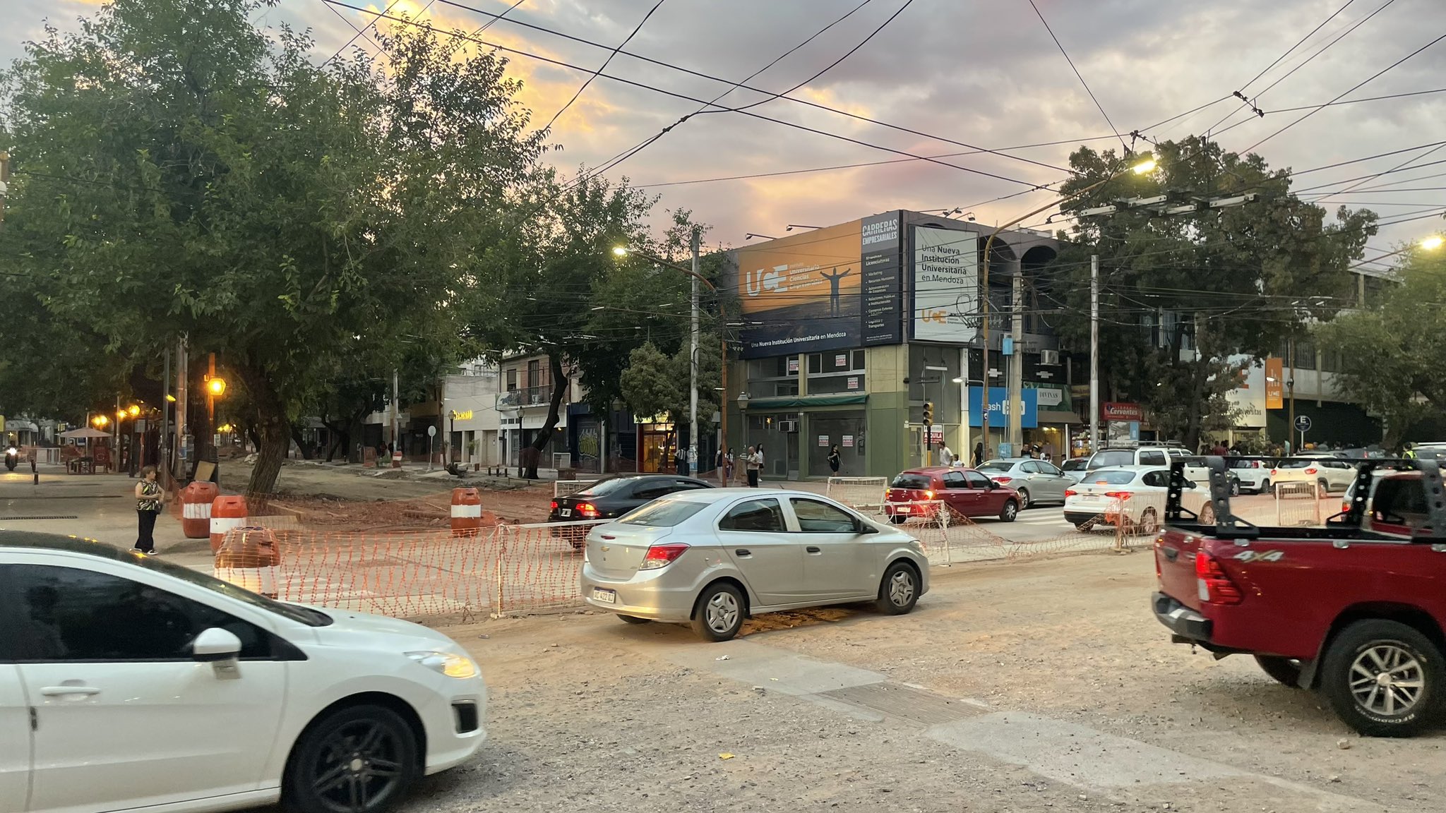 Móvil de LVDiez desde calle Vicente Zapata y San Juan – Caos vehicular por 2 carriles habilitados
