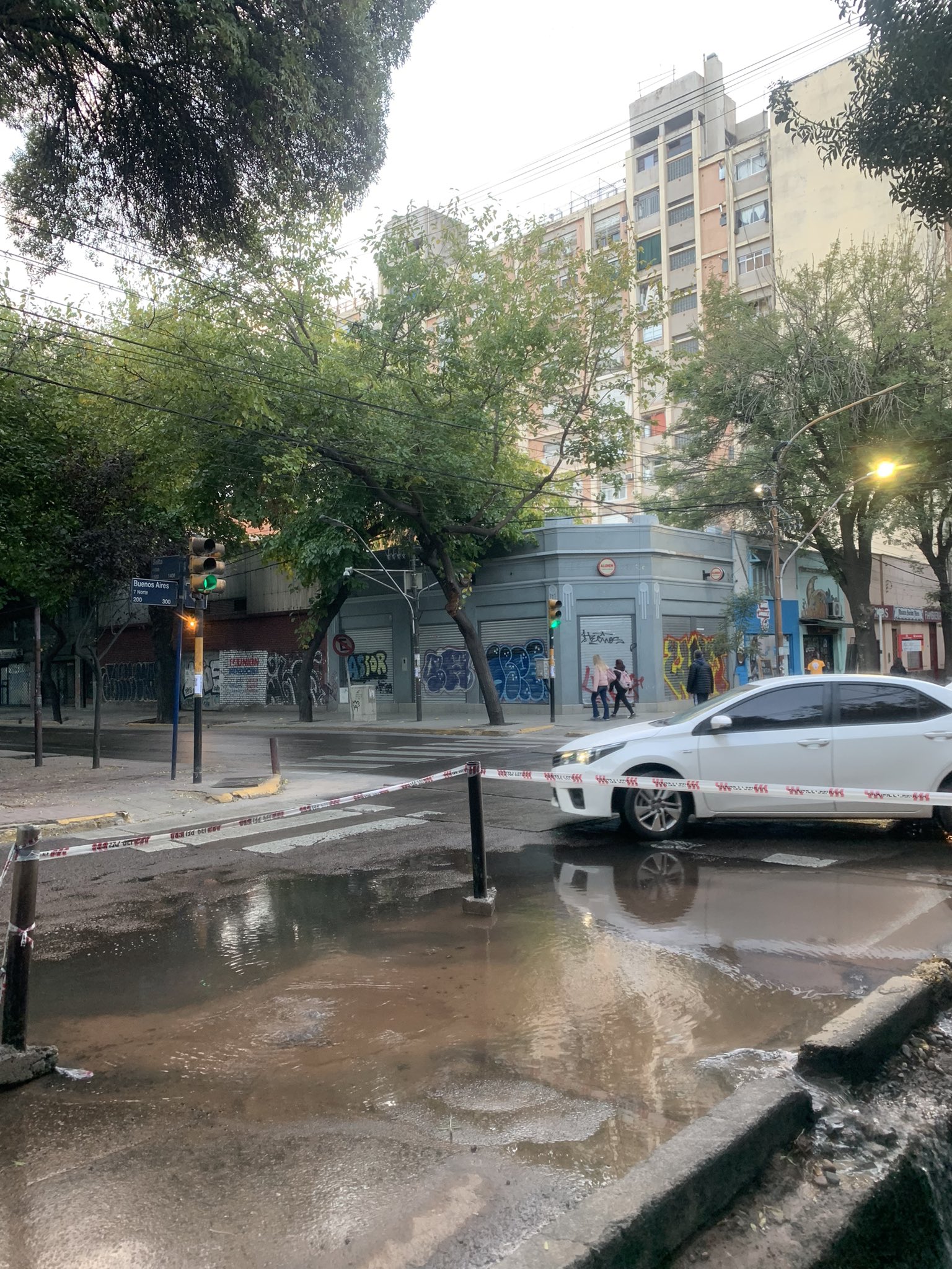 Móvil de LVDiez- Gran pérdida de agua en Buenos Aires y Salta de Ciudad, calzada reducida